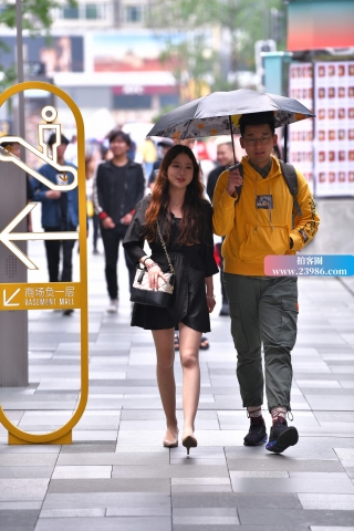 街拍黑色连衣裙高跟女友