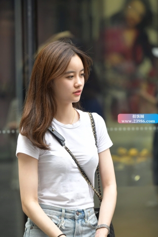 乖巧的白T恤小姐姐