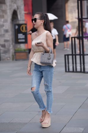 查看完整内容：马尾辫、坡高跟牛仔美女漏香肩 - 共21张图片