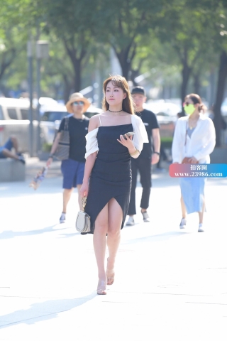 街拍气质颜值开叉裙小妹