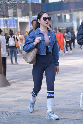 【街拍之魂赛帖】紫色超紧小姐姐