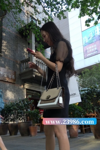 查看完整内容：4K - 性感黑色连衣裙长腿街拍高跟街拍美女 [1.00 GB/MP4]（视频版） - 共8张图片