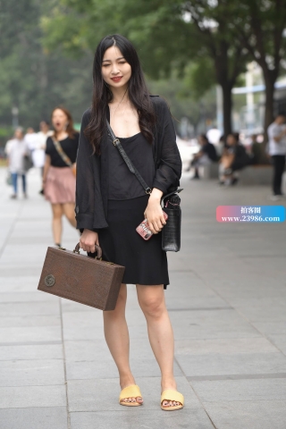 街拍黑衣黑裙美姑娘