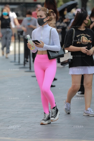 阳光下的粉色瑜伽裤