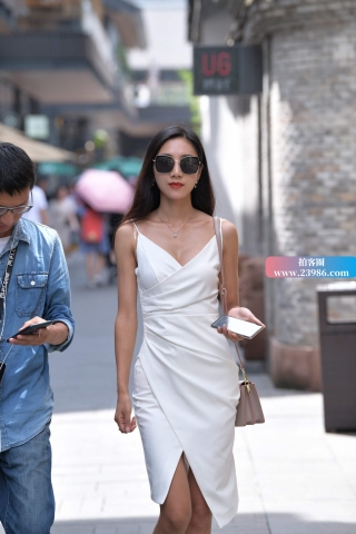 查看完整内容：街拍白裙墨镜美女 - 共17张图片