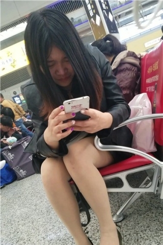 查看完整内容：4k超清，肉丝袜丰腴肉肉的美女，眼睛近视手机都快贴脸上了（视频版） - 共8张图片