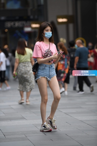 街拍粉色T恤短牛女孩