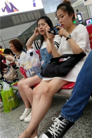 查看完整内容：4k-白色连衣裙性感大长腿天生丽质街拍美女（视频版） - 共6张图片