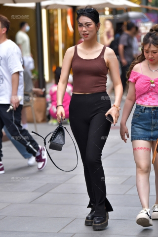 ★逛街白皙黑裤美女