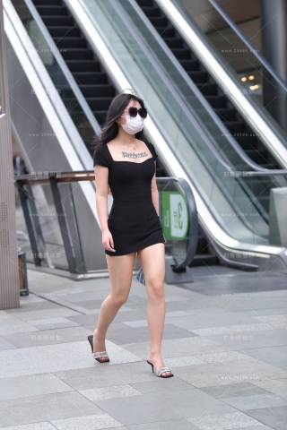 街拍黑色超短裙美女 【图片➕视频】