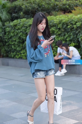 街拍白皙美腿短热牛姑娘