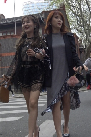 4k-打扮时尚的银白高跟美女姐妹 [717 MB]（视频版）