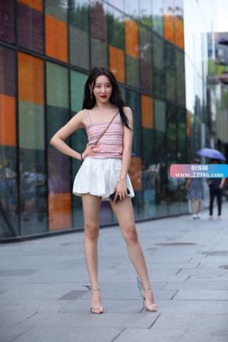 搭讪街拍超短白裙凉高美女