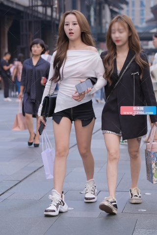 中间拉链热裤，大白腿美眉