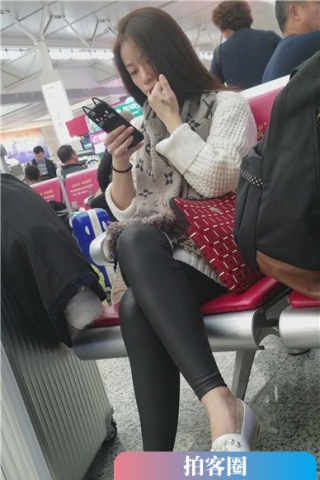 查看完整内容：4k-高铁站候车室拍摄丝袜打底裤小清新美女姐姐（视频版） - 共6张图片