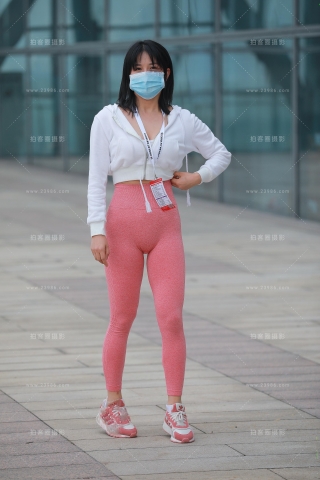 【玻璃街拍】粉色瑜伽裤小姐姐