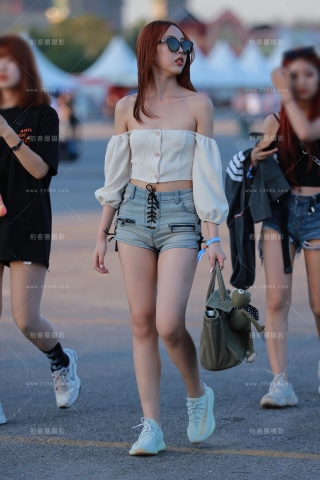 【小默赛帖】第1398篇★热裤一字肩美女★