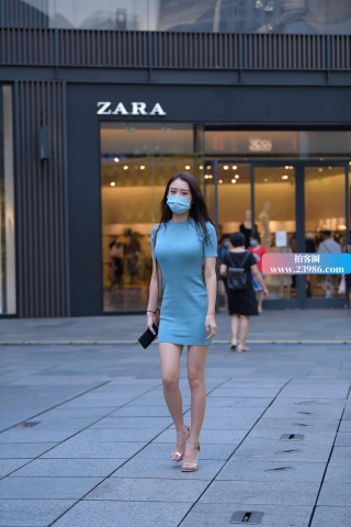 街拍气质的蓝色群高跟美女