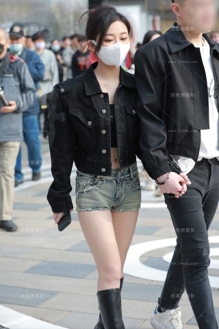 查看完整内容：【玻璃街拍】热裤漂亮小姐姐 - 共21张图片