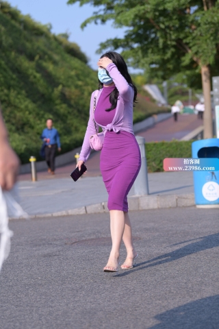 街拍迷人的紫色长裙美女姐姐