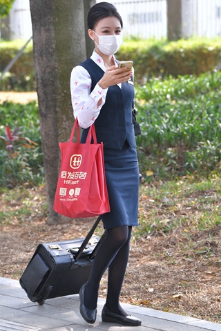 下班回来的海航黑丝空姐（完整版）