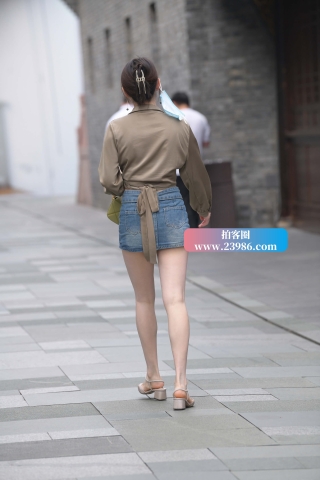 街拍漂亮的牛仔短裙小姐姐