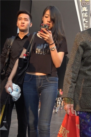 4K 性感紧身牛仔裤美女姐姐 [642 MB]（视频版）