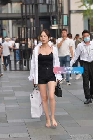 眉清目秀热裤美腿小姐姐