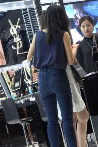 查看完整内容：4k超清，丰腴大臀紧牛气质美妇包包店购物 [1.90 GB]（视频版） - 共12张图片