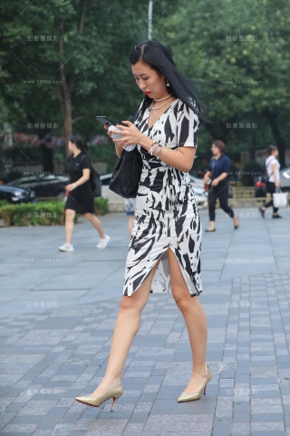 查看完整内容：韵味的女人 - 共17张图片