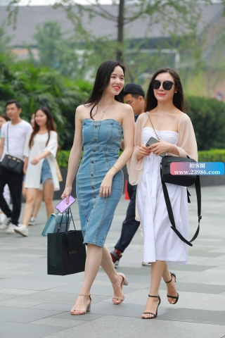 牛仔裙小姐姐着实甜美呀