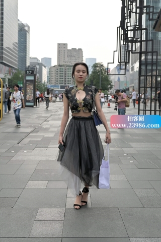 霸气侧漏性感长裙美女