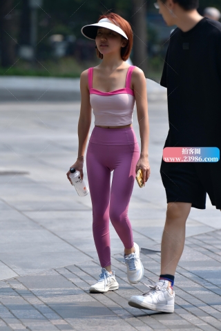 ★艳丽水粉瑜伽裤美女