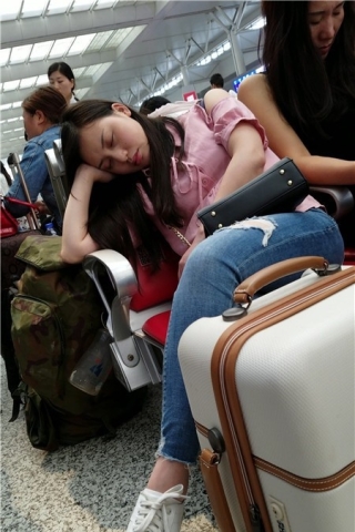 查看完整内容：4k-候车室小睡一会的破洞紧身蓝牛粉色衬衫街拍美女 （视频版） - 共6张图片