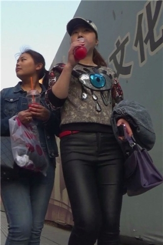 查看完整内容：鸭舌帽马尾辫皮裤女孩跟闺蜜逛街！[1.79 GB]（视频版） - 共14张图片