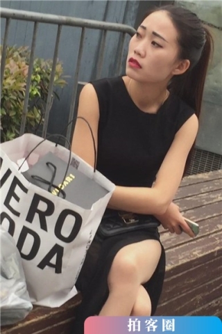 查看完整内容：木椅子上休息的性感长腿红唇女神，肤白貌美。（视频版） - 共8张图片