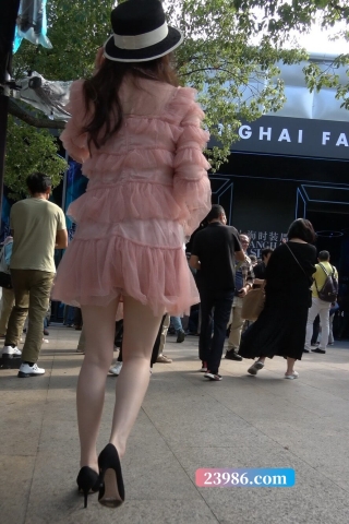 查看完整内容：4K - 粉粉连衣裙街拍高跟美女 [617 MB/MP4]（视频版） - 共8张图片