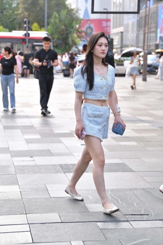 街拍清新美腿小姐姐