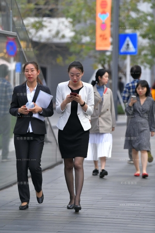 黑丝黑裙销售员下班了