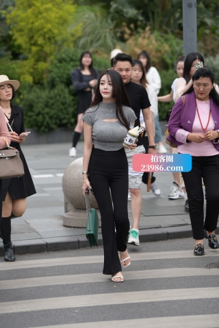 街拍丰满黑色长裤美女（完整版）