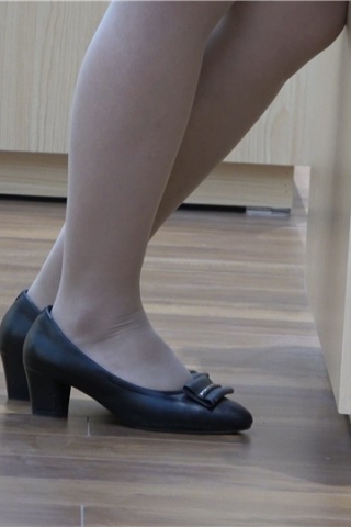 4K 特写美女销售的极品肉丝袜美足 [900 MB]（视频版）
