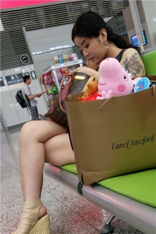 查看完整内容：4k-黑色连衣裙坡高跟纹身街拍美腿美女（视频版） - 共8张图片