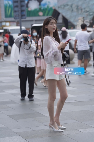 街拍甜甜美美小姐姐