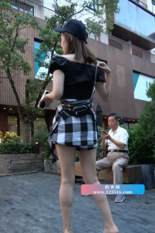 查看完整内容：4K - 性感白皙美腿街拍高跟美女 [1.58 GB/MP4]（视频版） - 共8张图片