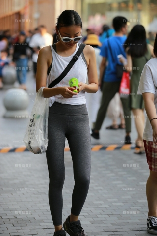 灰色瑜伽服美女