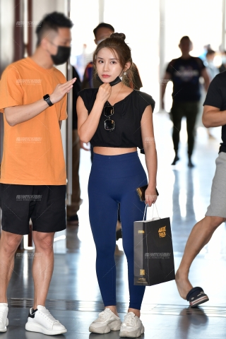 ★漂亮紧身裤美女