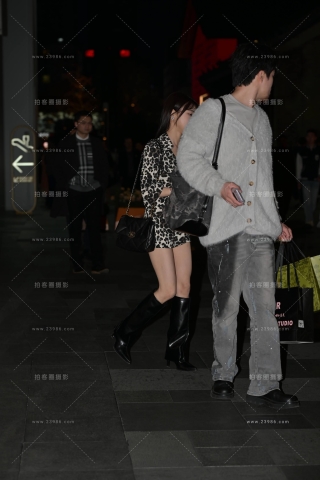 性感狂野豹纹衣，长靴美眉