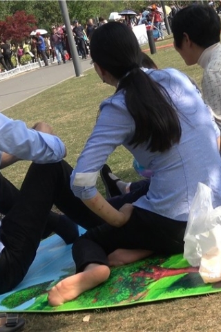 4k-蓝色衬衫黑裤少妇街拍丝袜美足（视频版）