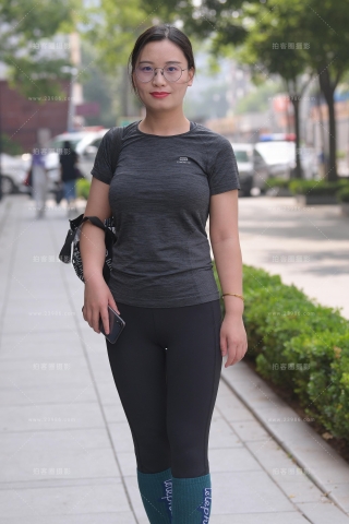 【街拍之魂赛帖】长相精致的紧身美**