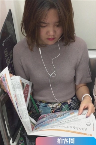 地铁上拍摄看报纸的美女，清纯甜美（视频版）
